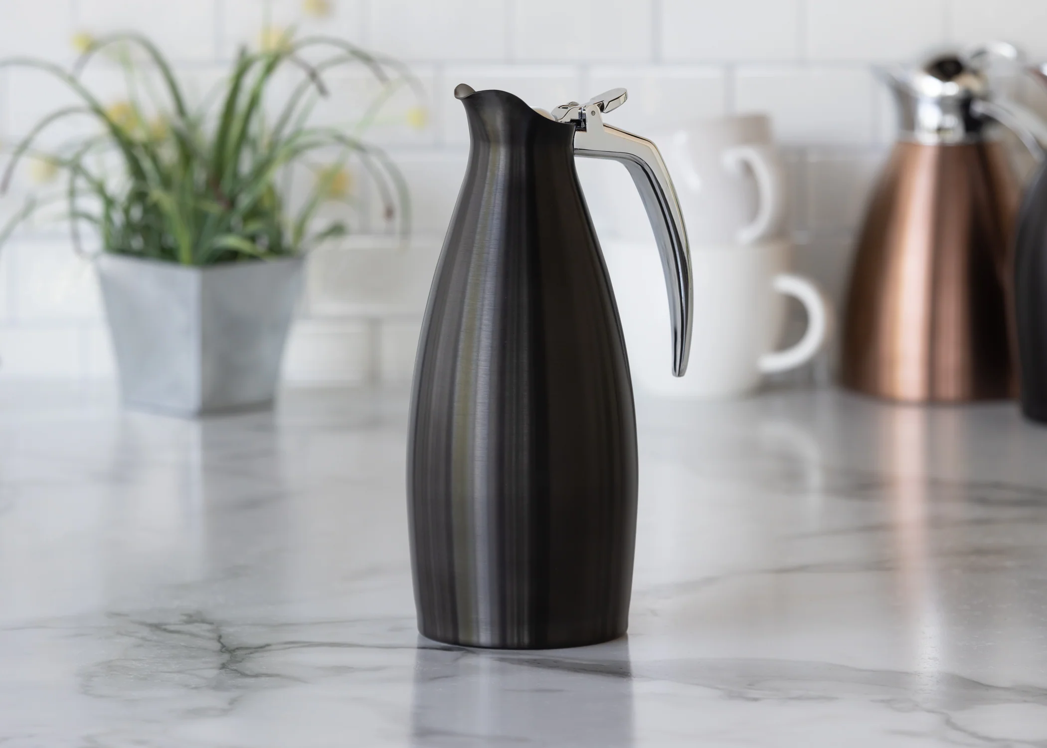 Altus Series 1-Liter Vacuum Insulated Carafe in Black Onyx - Image 2