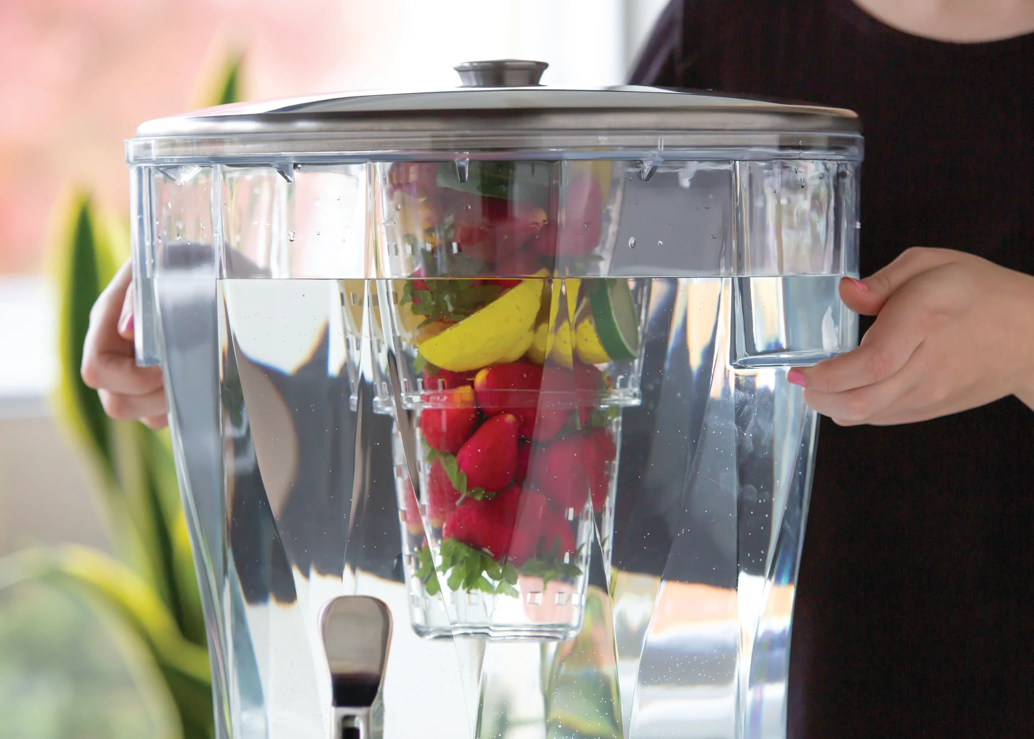 Elite 5-Gallon Stainless Beverage Dispenser in Brushed with Polished Accents - Image 4