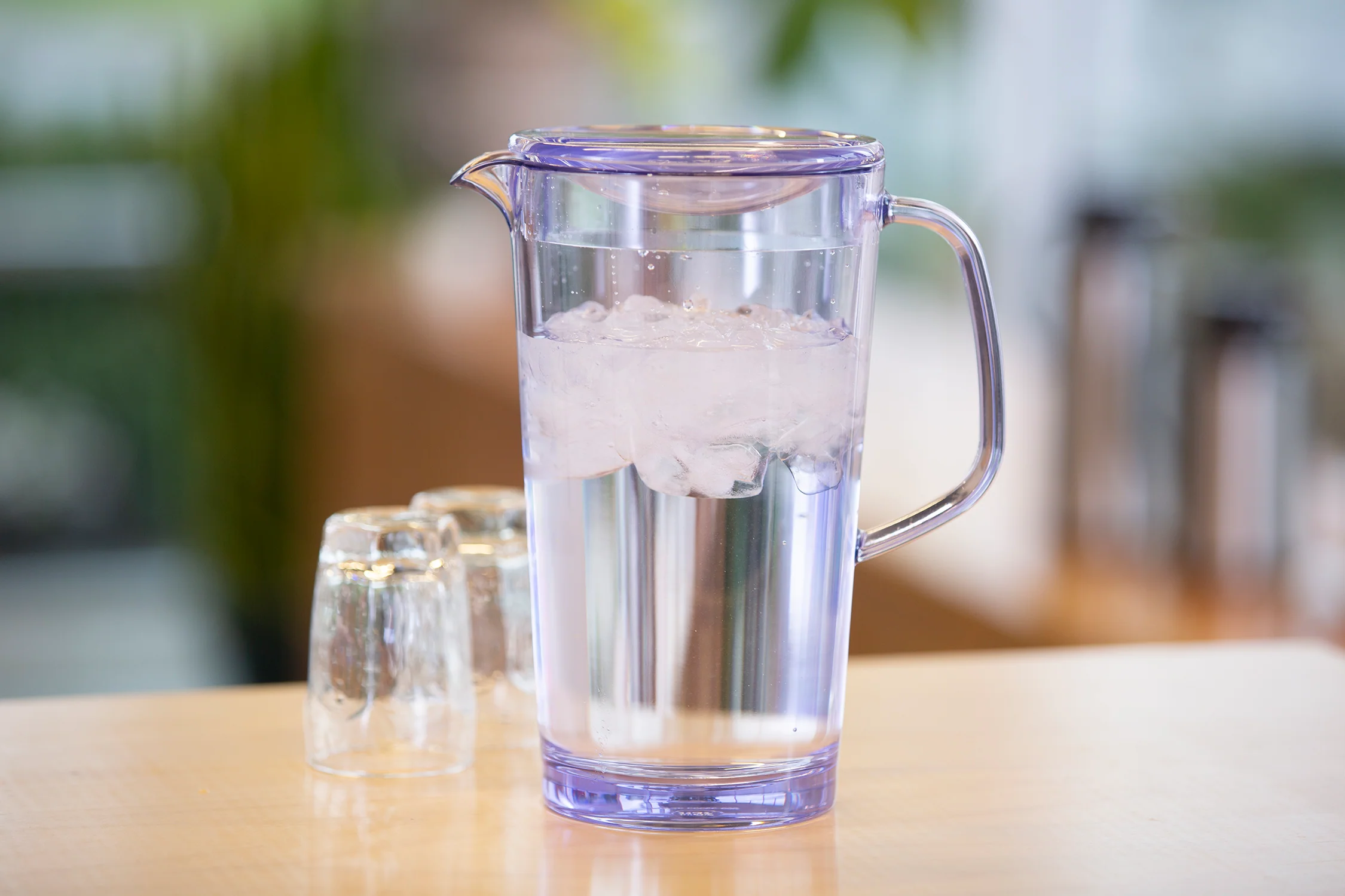 ErgoServ® 1.9 Liter Clear Plastic Water Pitcher - Ergonmic Service - Image 2