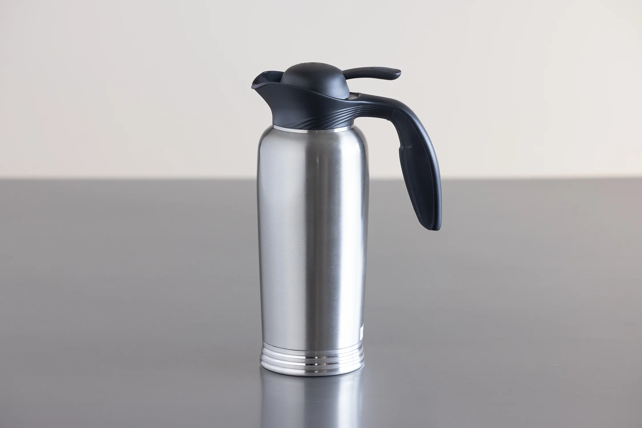 ErgoServ® 1-Liter Stainless Vacuum Insulated Creamer with Push Button Lid in Brushed Stainless and Black - Image 2