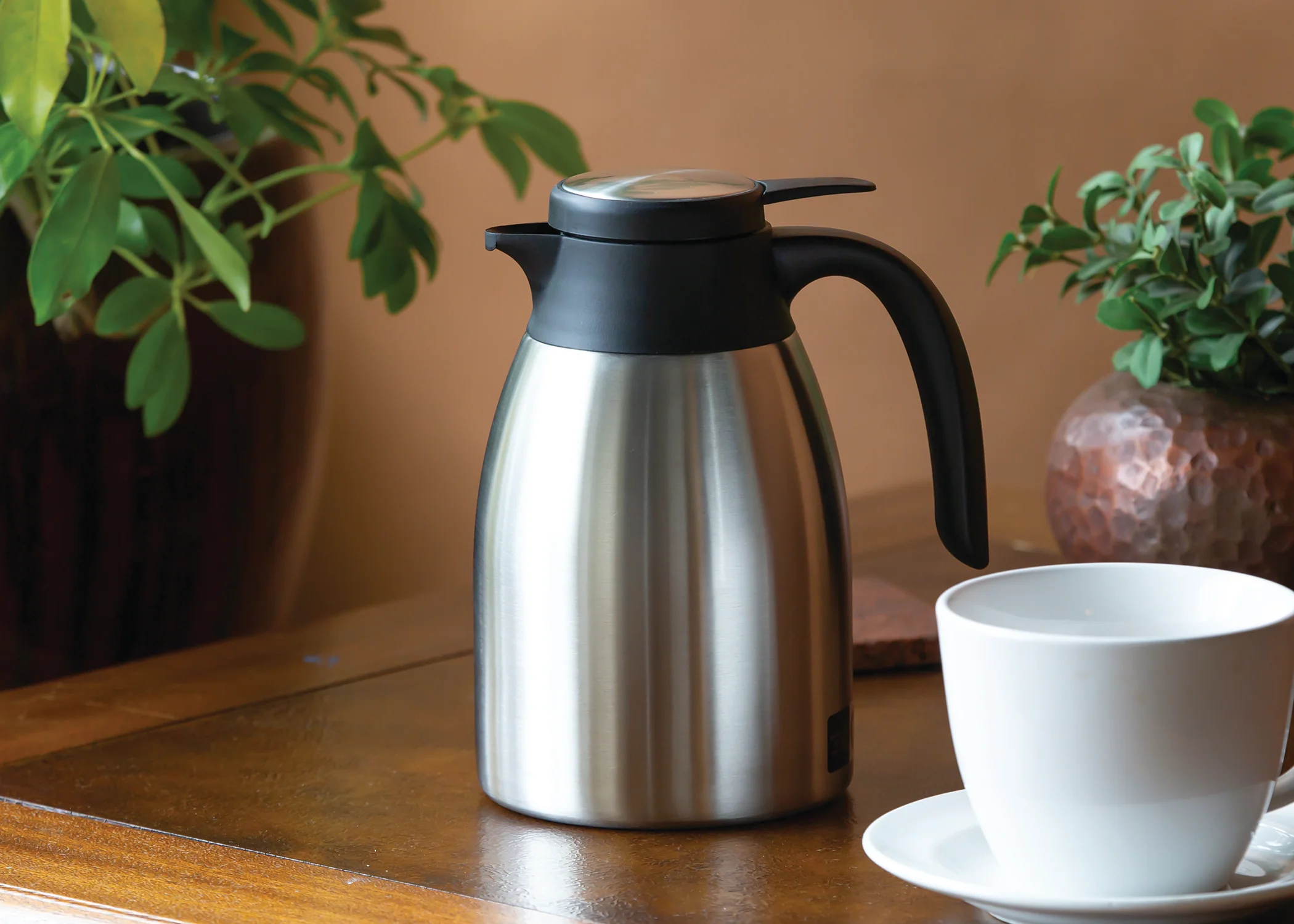 Flow Control 1.2-Liter Vacuum Insulated Carafe in Brushed Stainless and Black - Image 2
