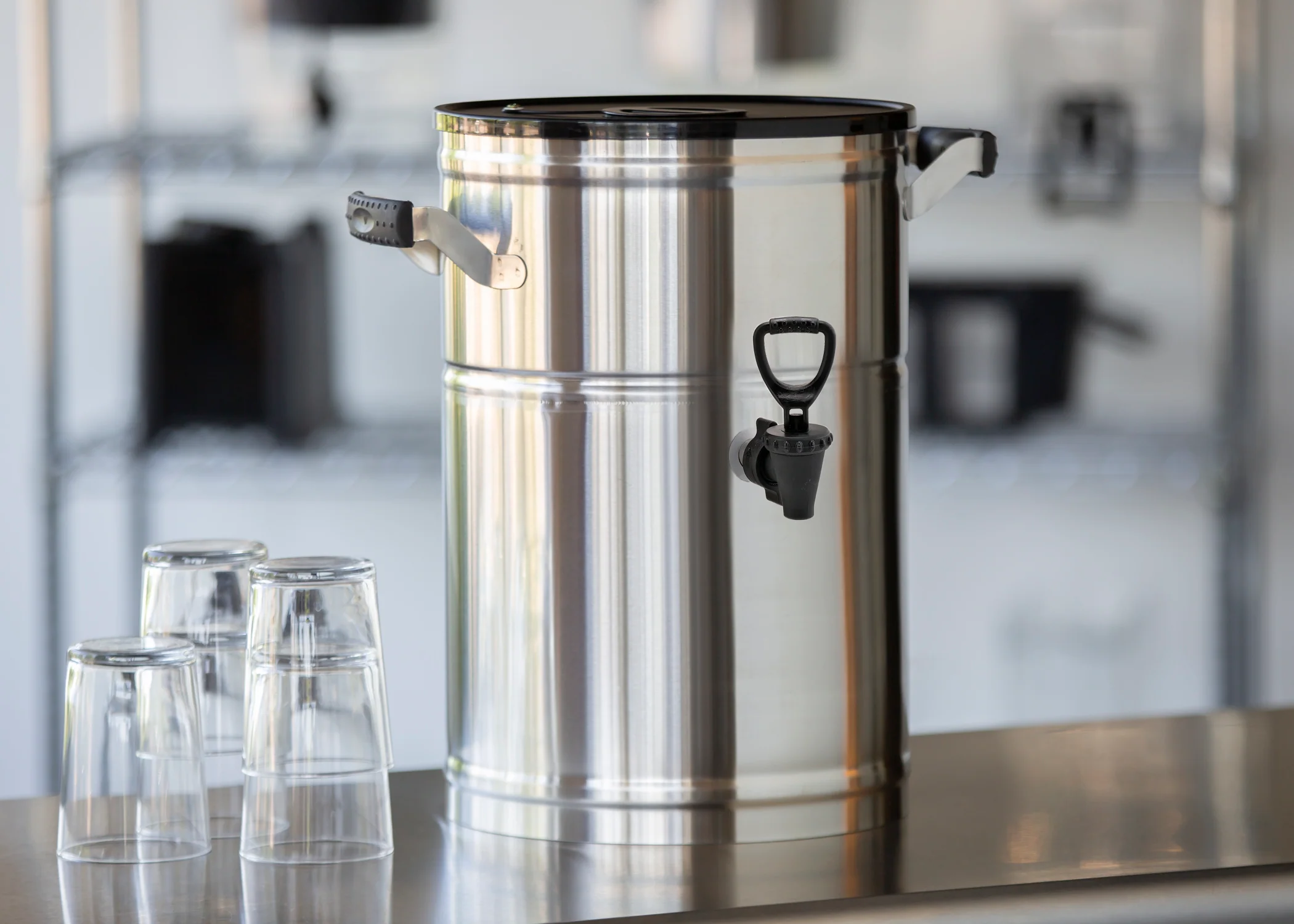 Round 5-Gallon Commercial Stainless Tea Urn in Brushed Stainless and Black - Image 2