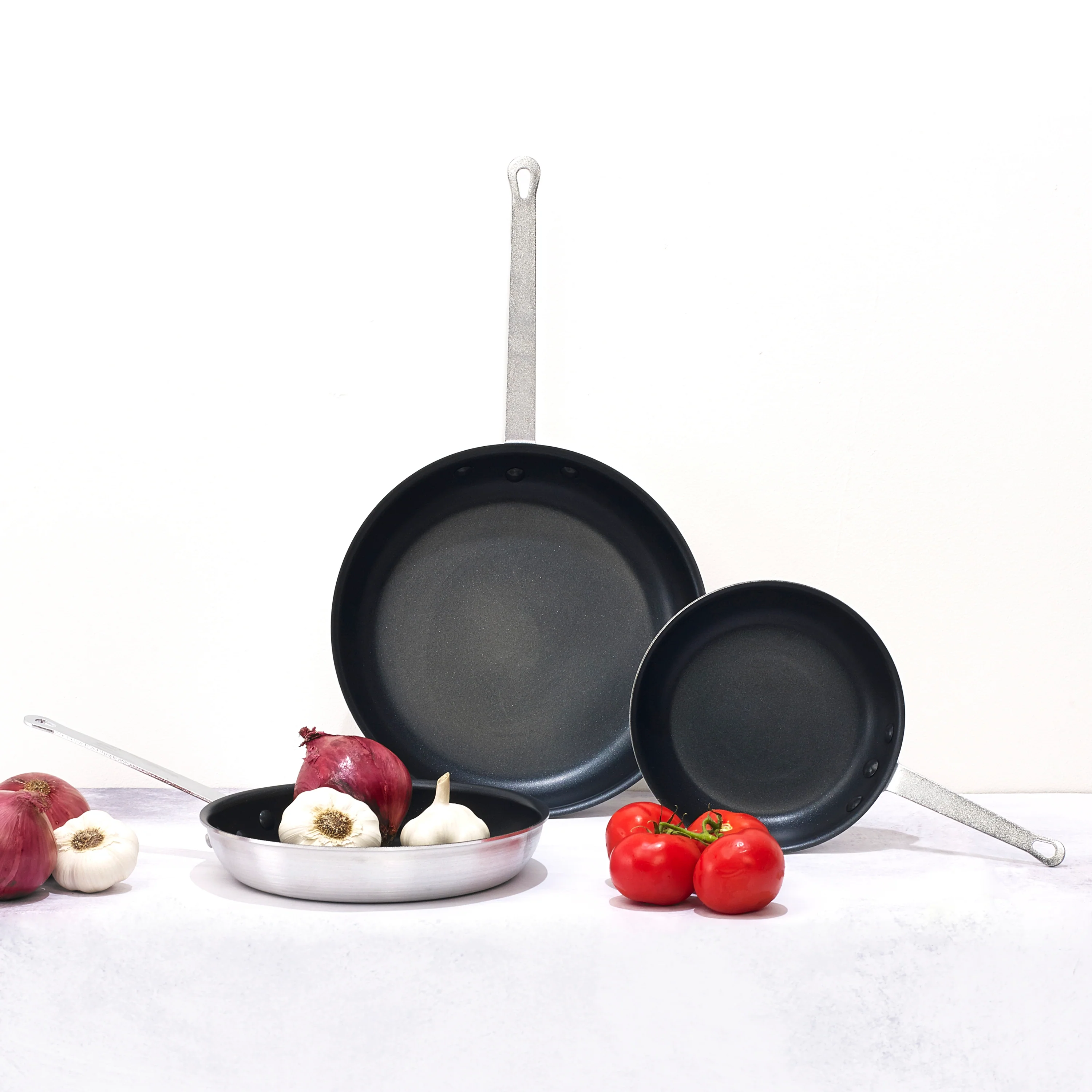 Winco AFP-14NS 14 Inch Fry Pan Round PFOA-Free Aluminum Riveted Handle - Image 3