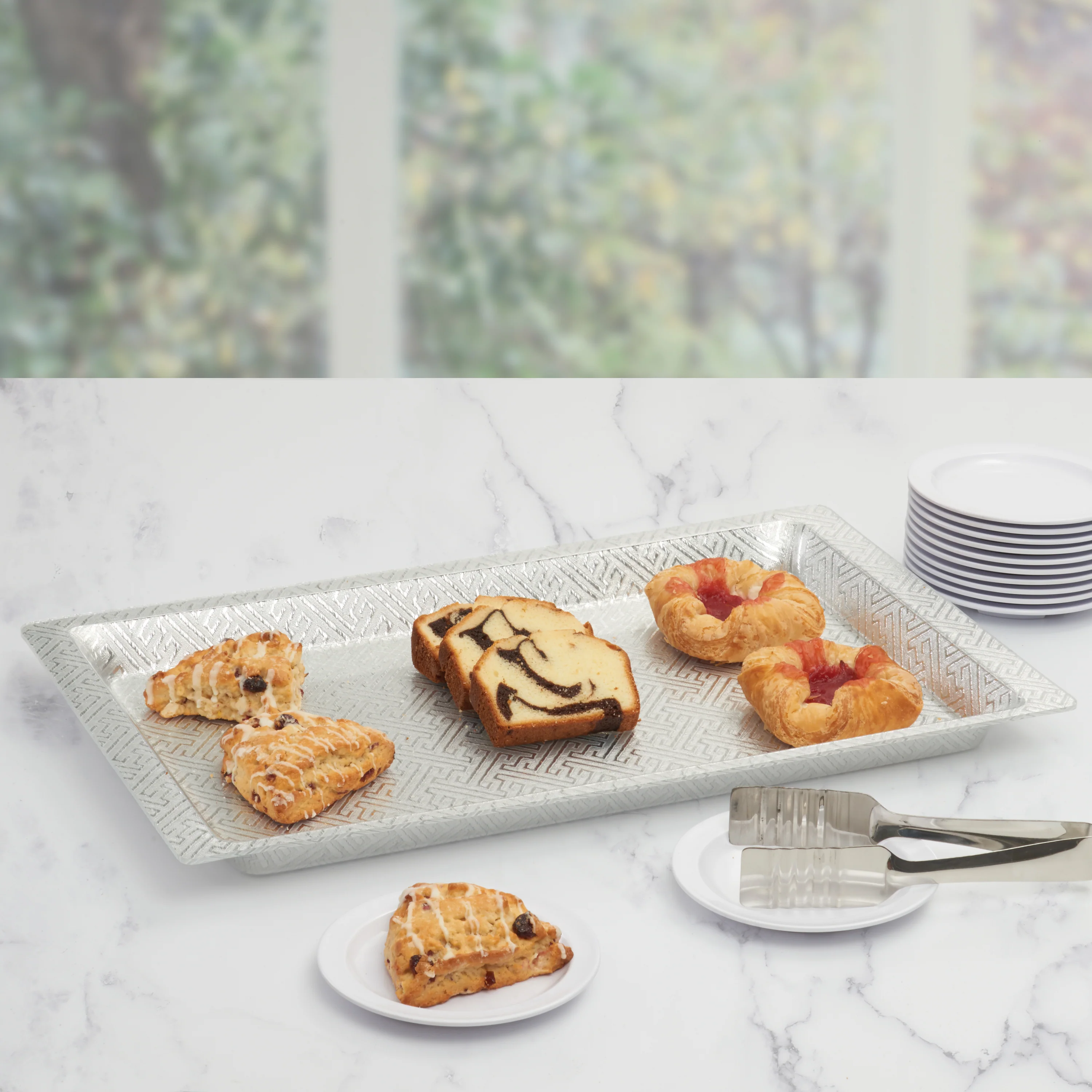 Winco AST-3S 20-3/4 Inch Display Tray Acrylic Silver with Snake Skin Texture - Image 5