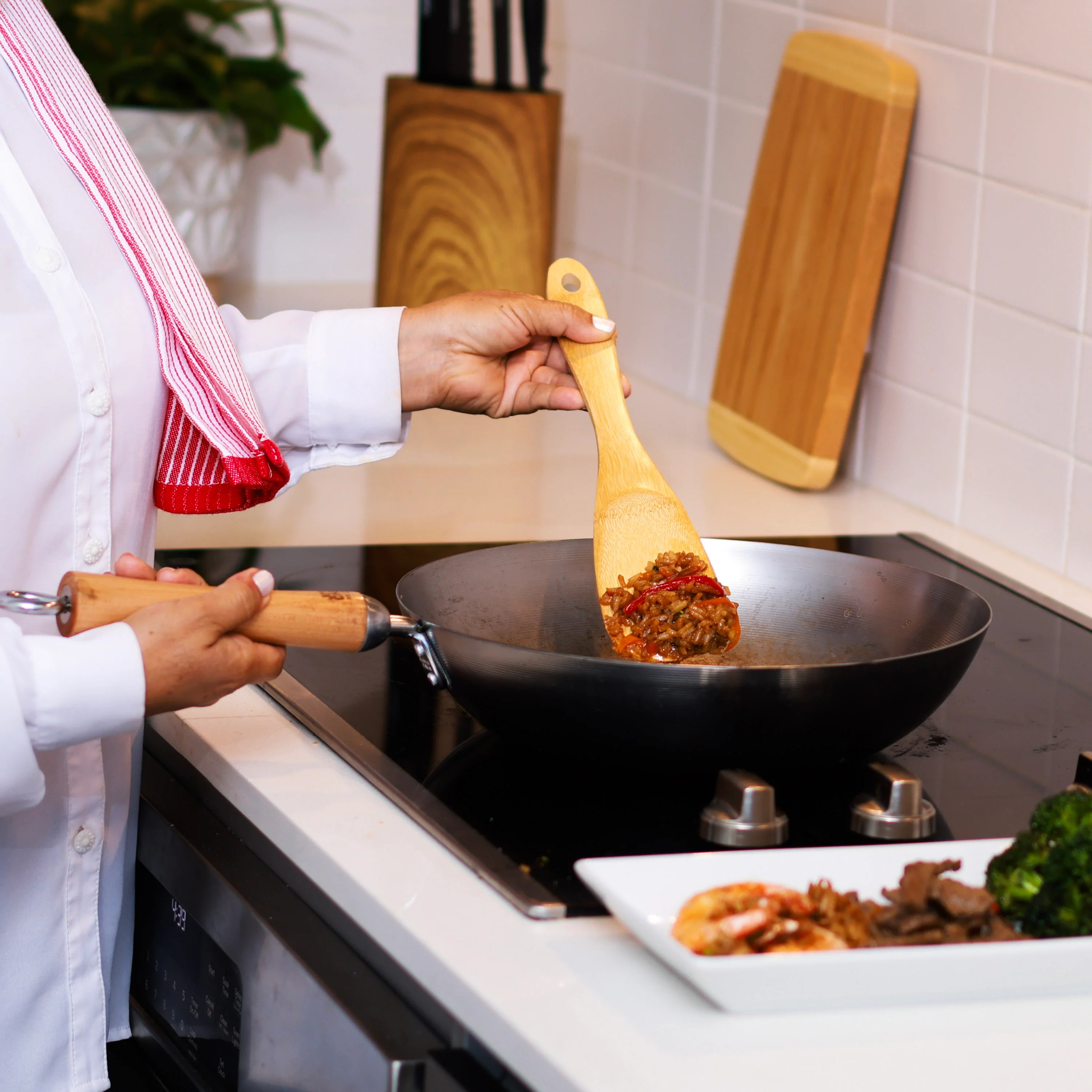 Winco J21-9979 12 Inch Stir Fry Pan Uncoated Carbon Steel Birch Handle - Image 3