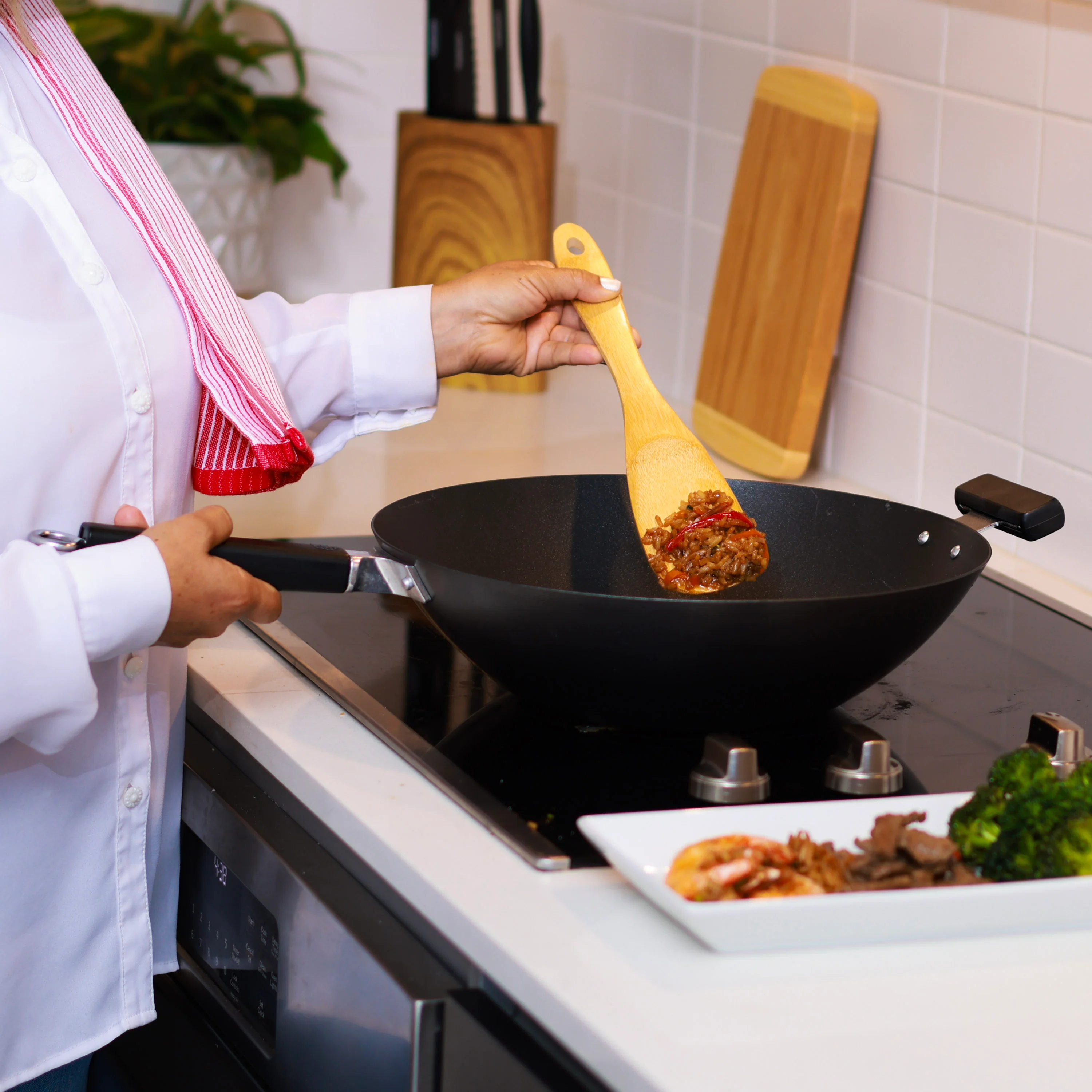 Winco J22-0040 14 Inch Wok Carbon Steel Flat Bottom with Phenolic Handles - Image 4