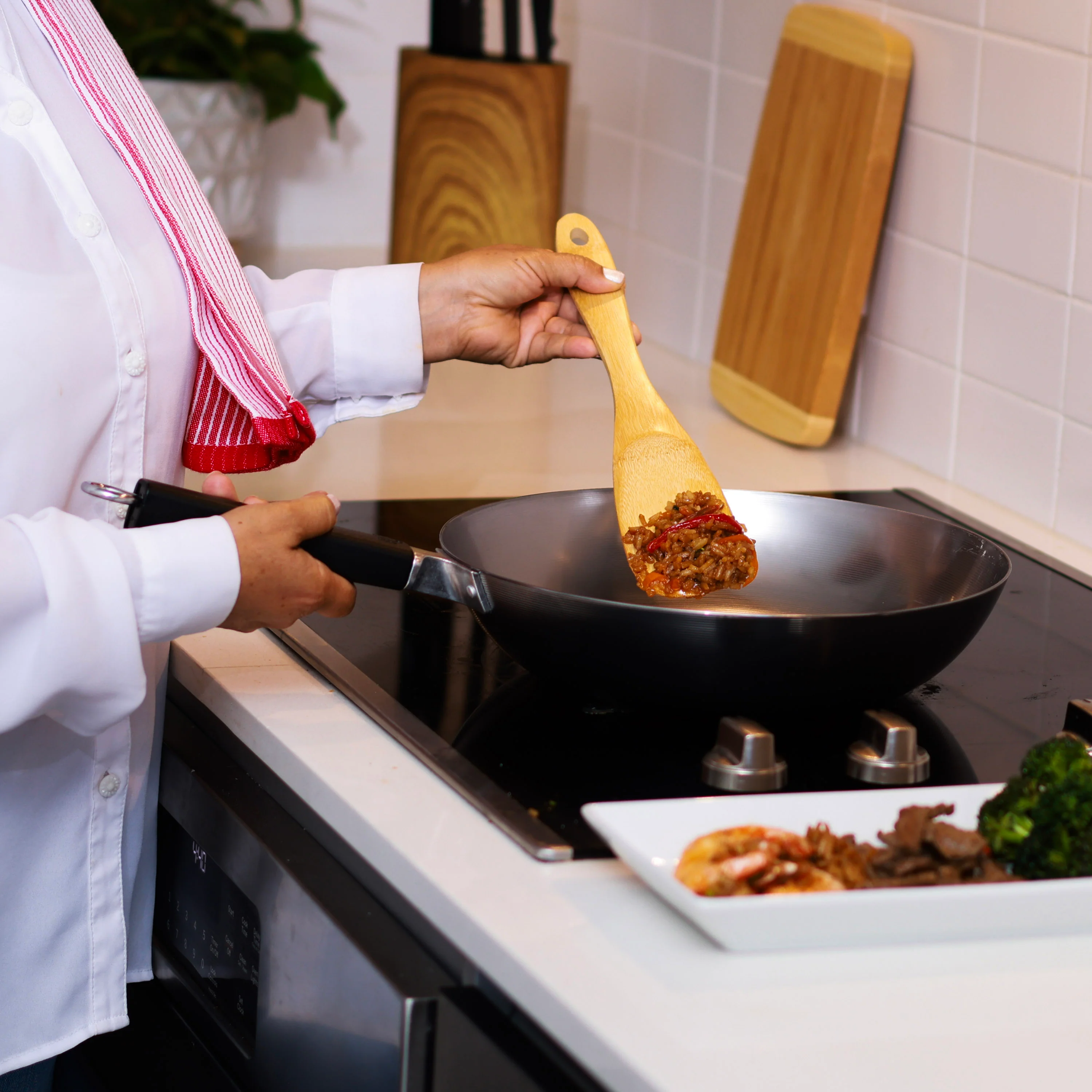 Winco J22-0050 12 Inch Stir Fry Pan with phenolic handle carbon steel - Image 7