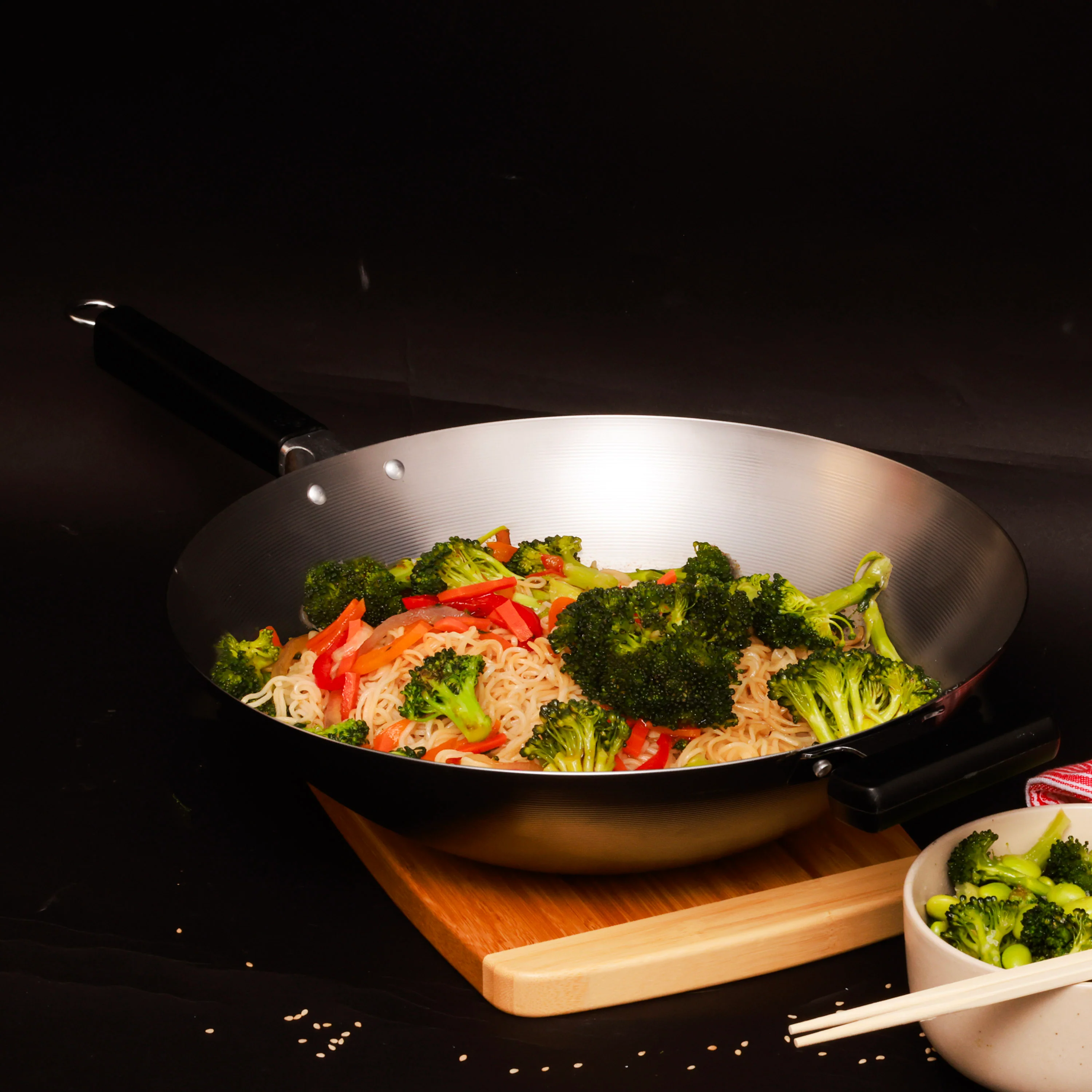 Winco J22-0060 14 Inch Flat Bottom Wok with Phenolic Handles Carbon Steel - Image 4
