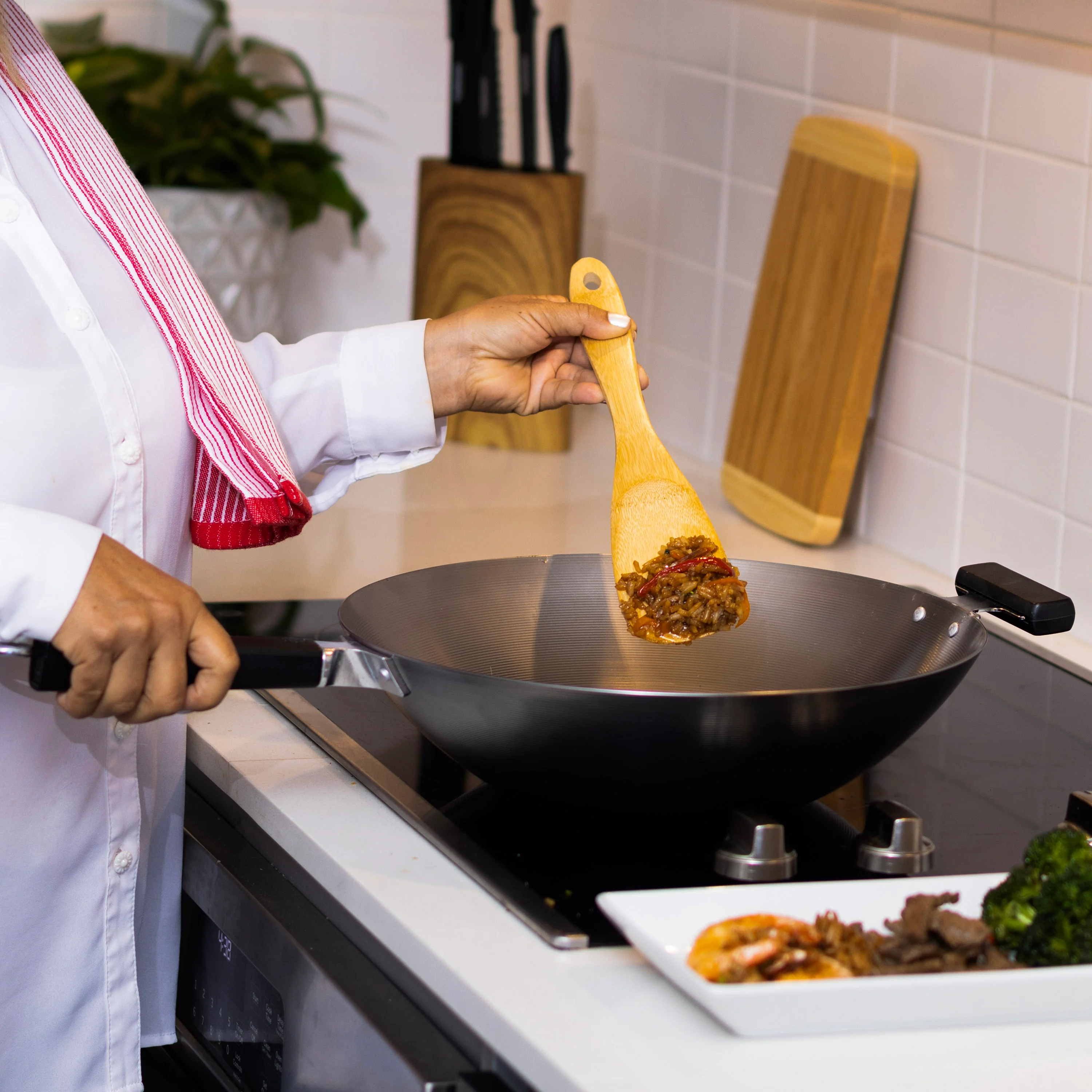 Winco J22-0060 14 Inch Flat Bottom Wok with Phenolic Handles Carbon Steel - Image 6