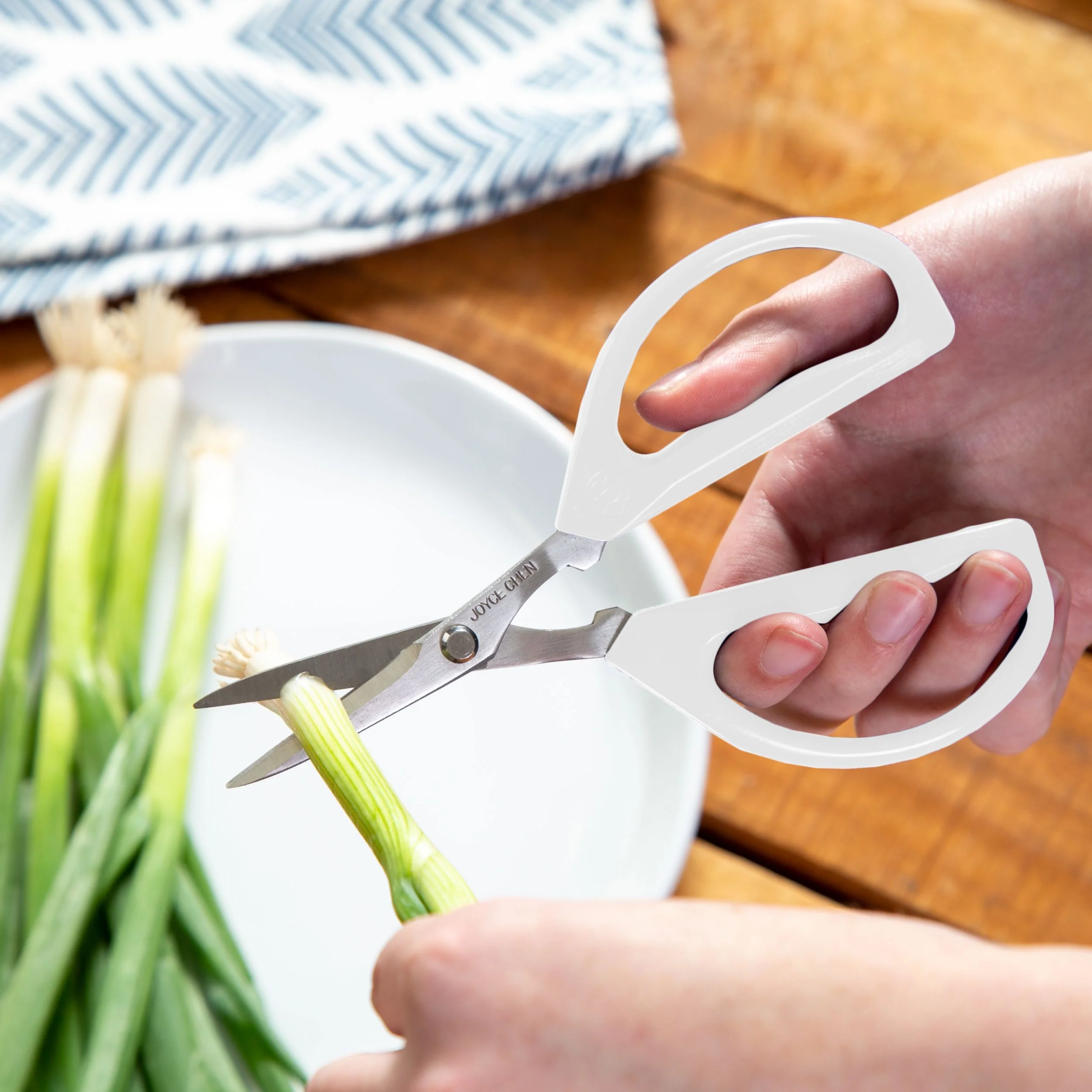 Winco J51-0620 3.5 Inch Kitchen Scissors with White Handles and Original Unlimited - Image 3