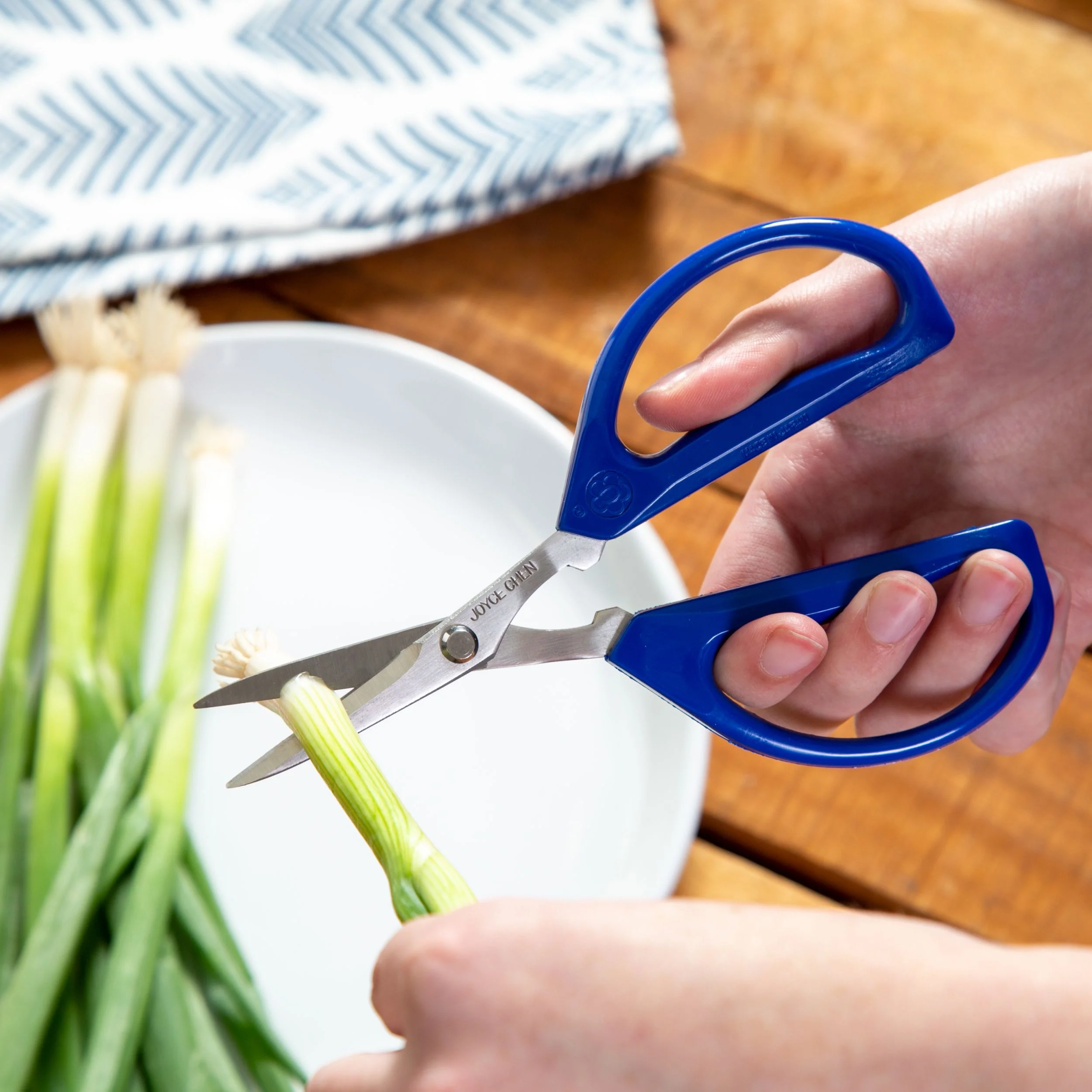 Winco J51-0621 3.5 Inch Kitchen Shears with Blue Handles Corrosion Resistant - Image 2