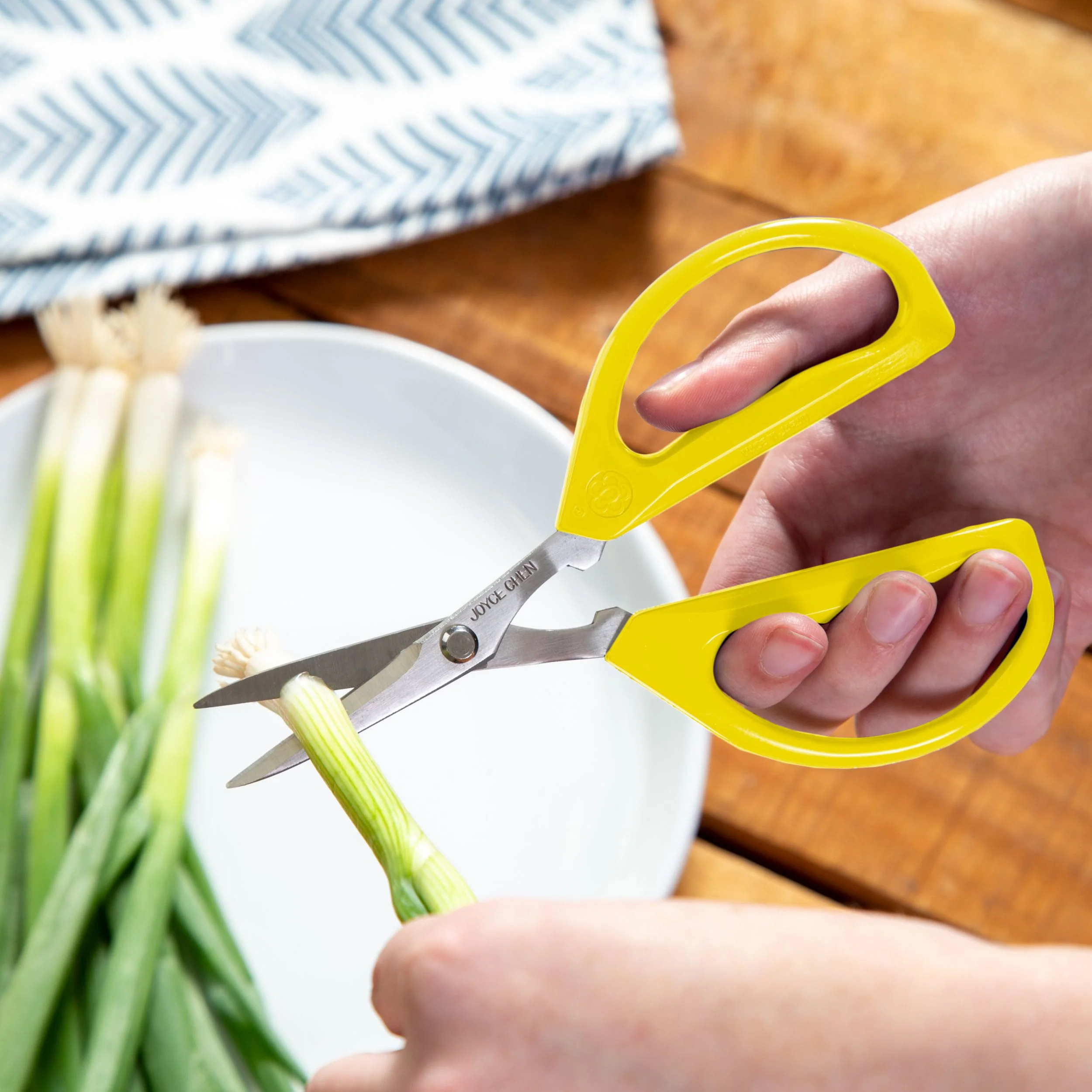 Winco J51-0622 3.5 Inch Kitchen Scissors with Yellow Handles - Image 2