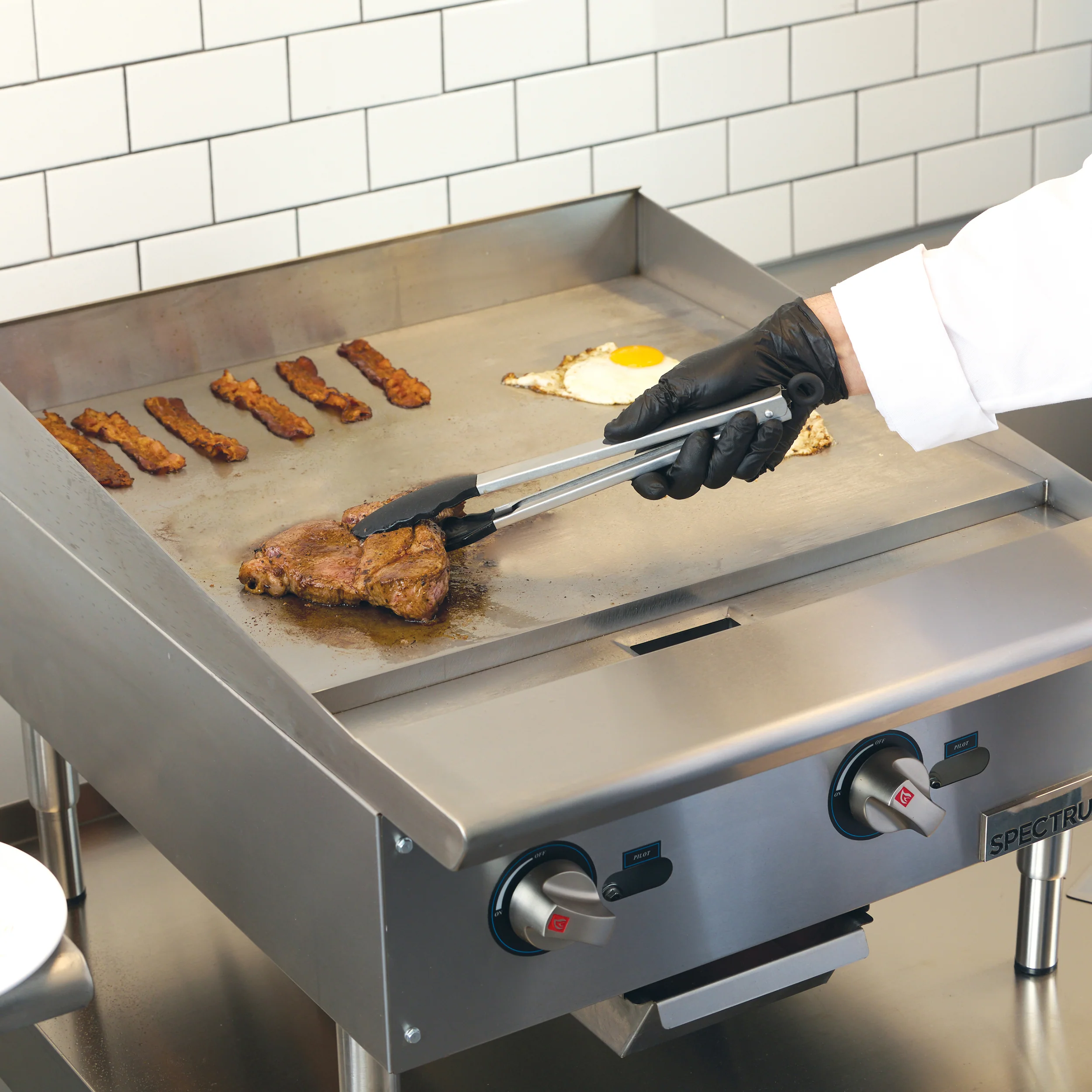 Winco NGGD-24M 24 Inch Griddle Gas Countertop with 60,000 BTU Burners - Image 2