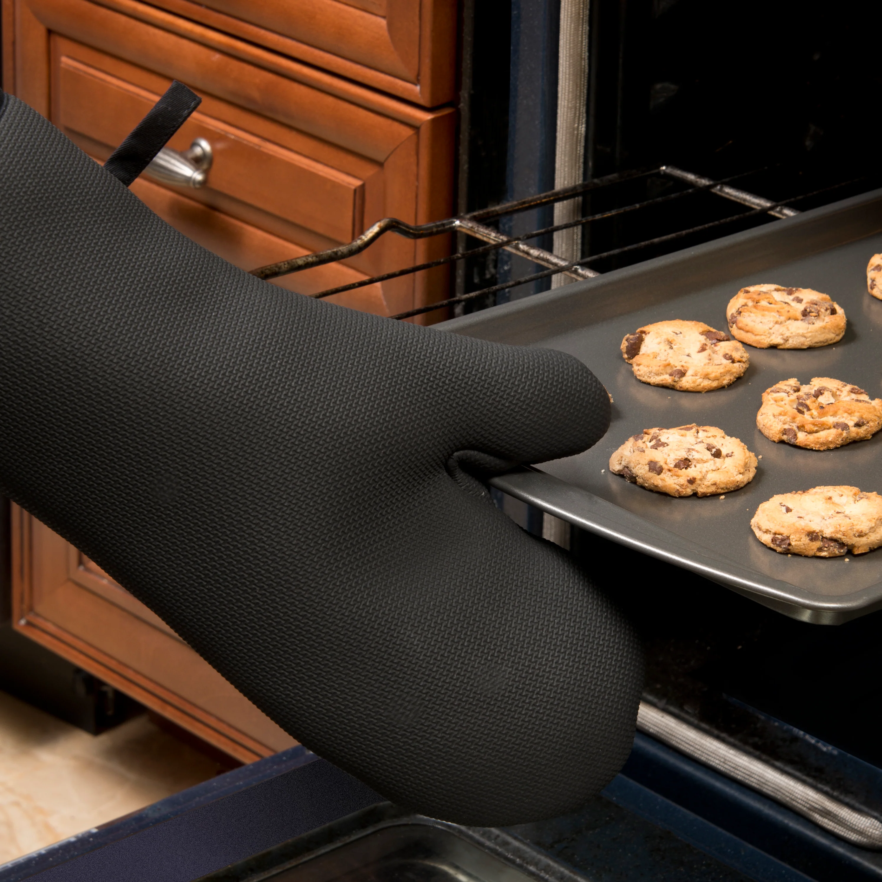 Winco OMNP-17 17 Inch Non-slip Oven Mitt Flame Resistant Neoprene Black - Image 3