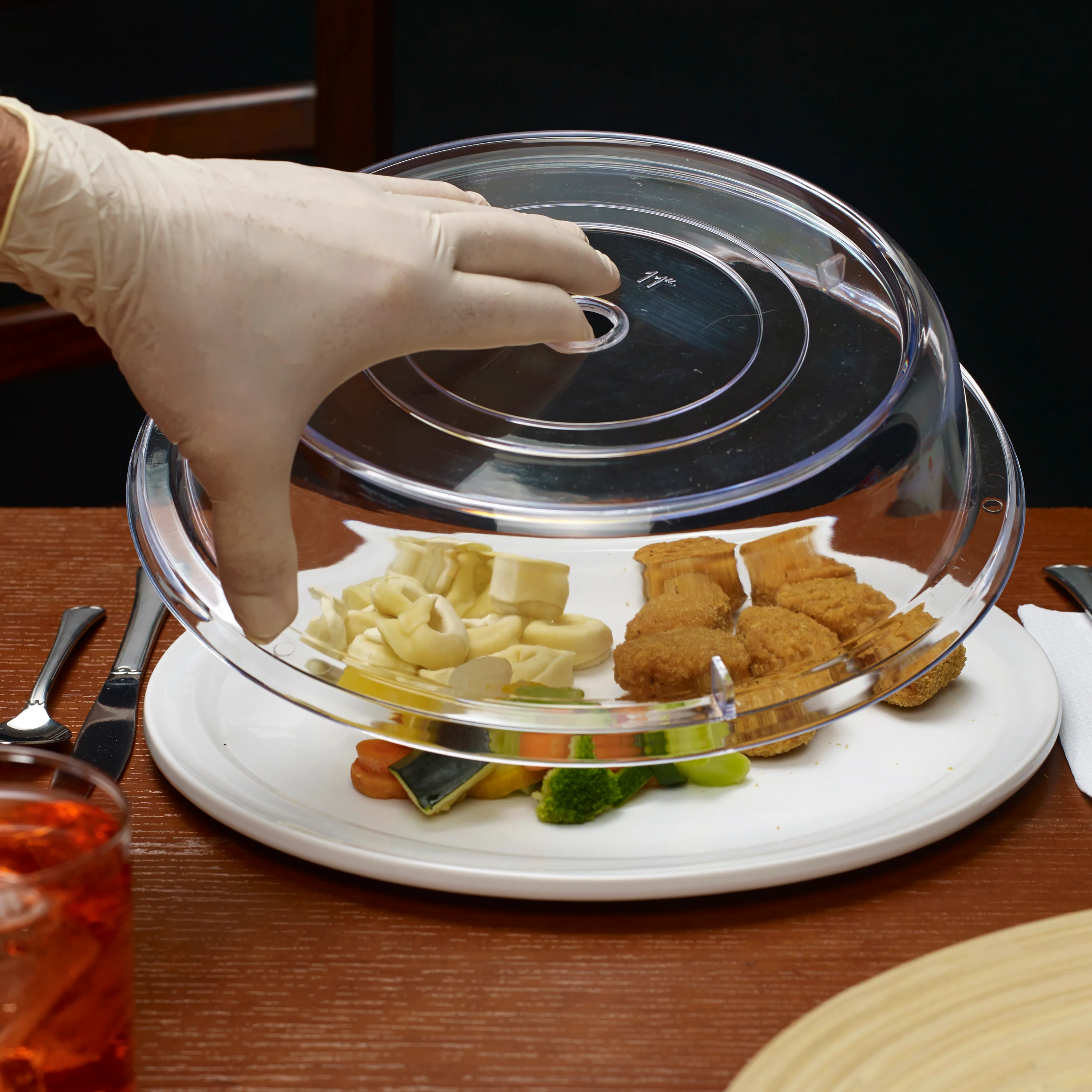 Winco PPCR-8 8 Inch Diameter Clear Polycarbonate Round Plate Cover Stackable - Image 3