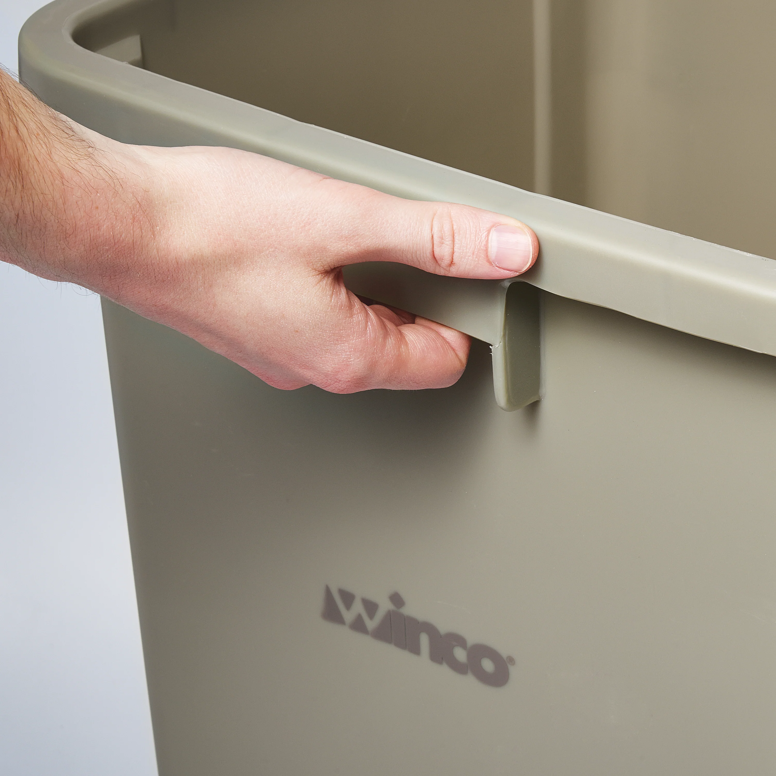 Winco PTCS-23BE 15-5/8 Inch Trash Can 23 Gallon Beige Plastic - Image 4