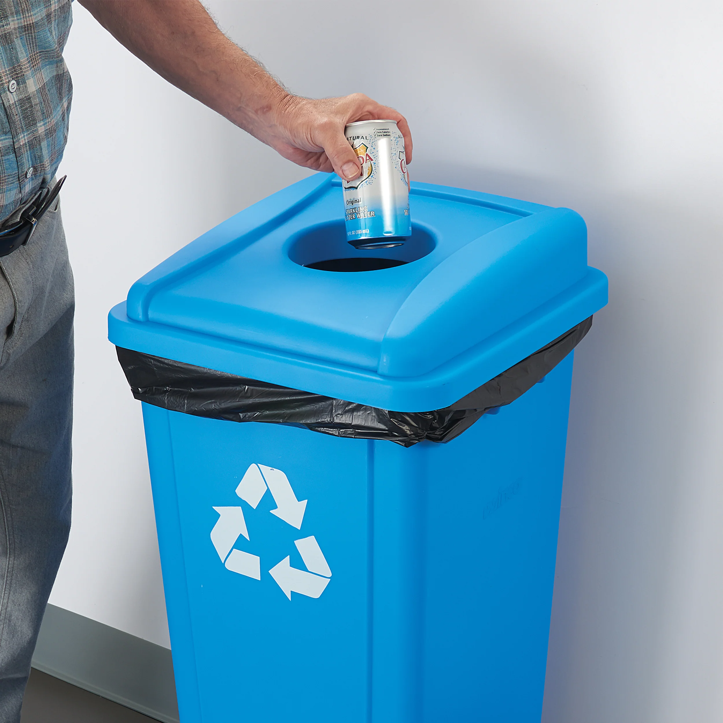 Winco PTCSB-23L 16 Inch Bottle Can Lid Blue Polystyrene Recycle - Image 3