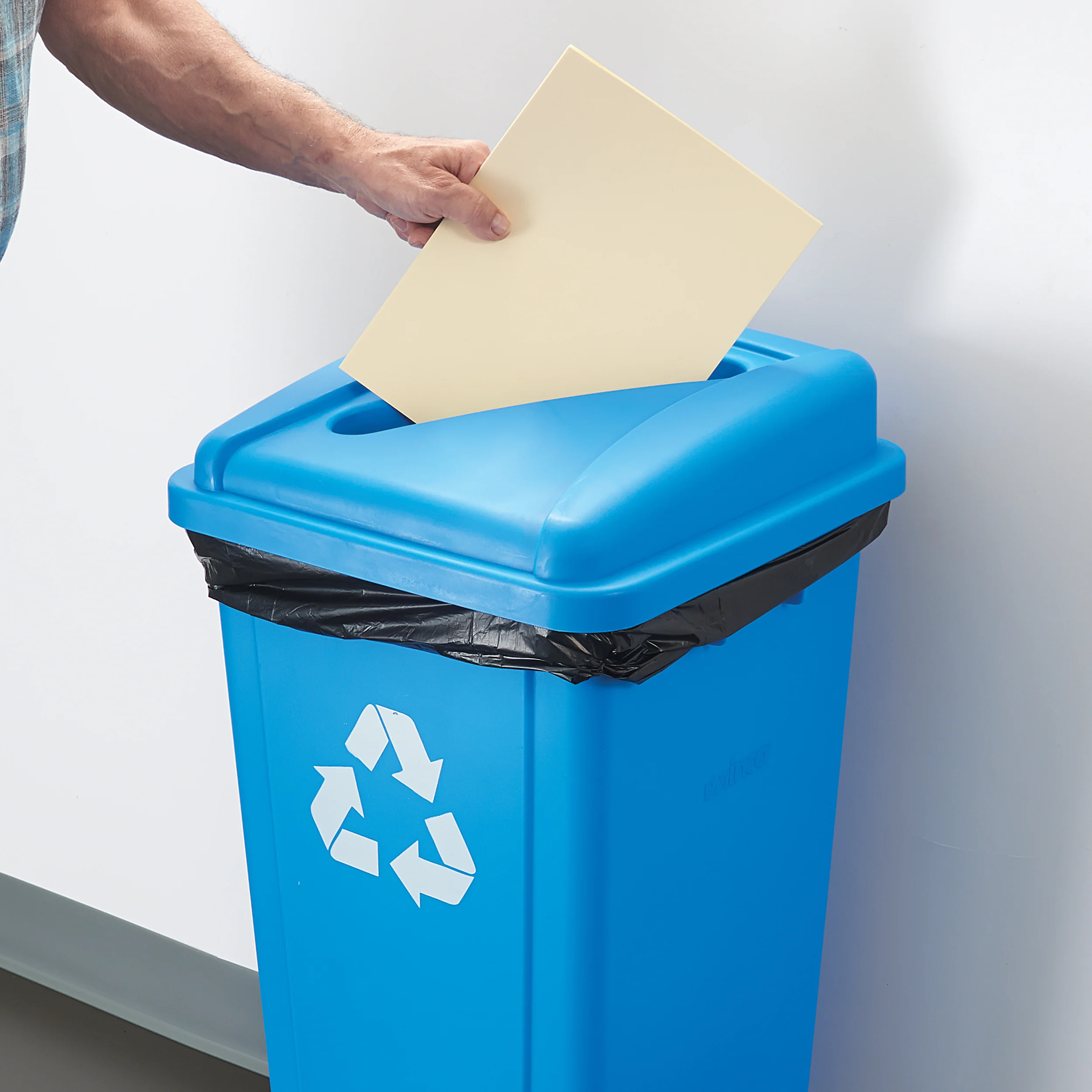 Winco PTCSP-23L Lid Square for Paper Polystyrene Blue Waste Receptacle - Image 3