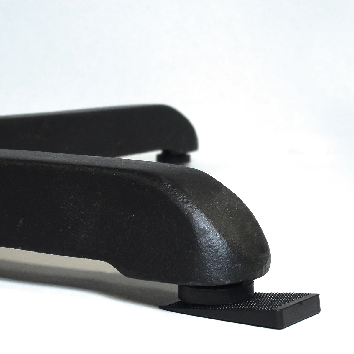 Winco TW-75B 2 Inch Stabilizer Table Wedge Flexible Vinyl Black 75 Packs - Image 3